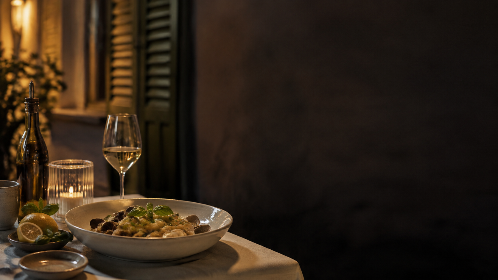 Mesa de cocina italiana en un ambiente cálido de restaurante